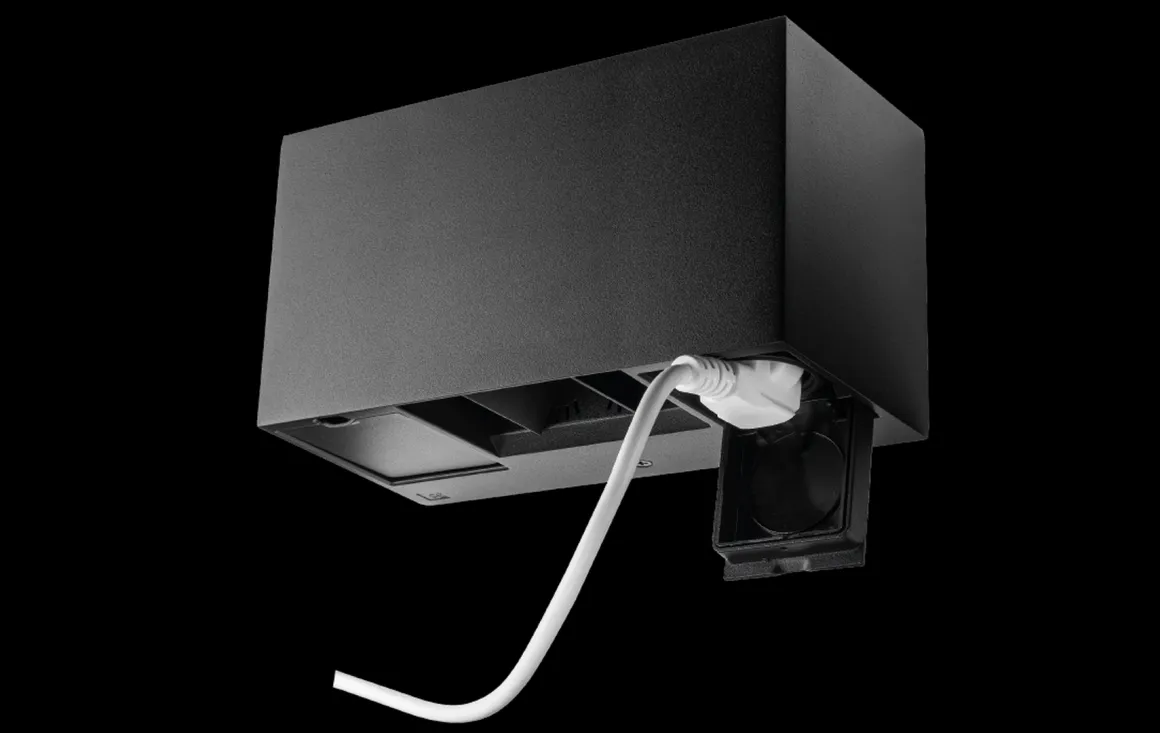 Artes Outlet 8W vegglampe opp/ned lys IP44 3000 Kelvin med 2 stikkontakter - Dimbar