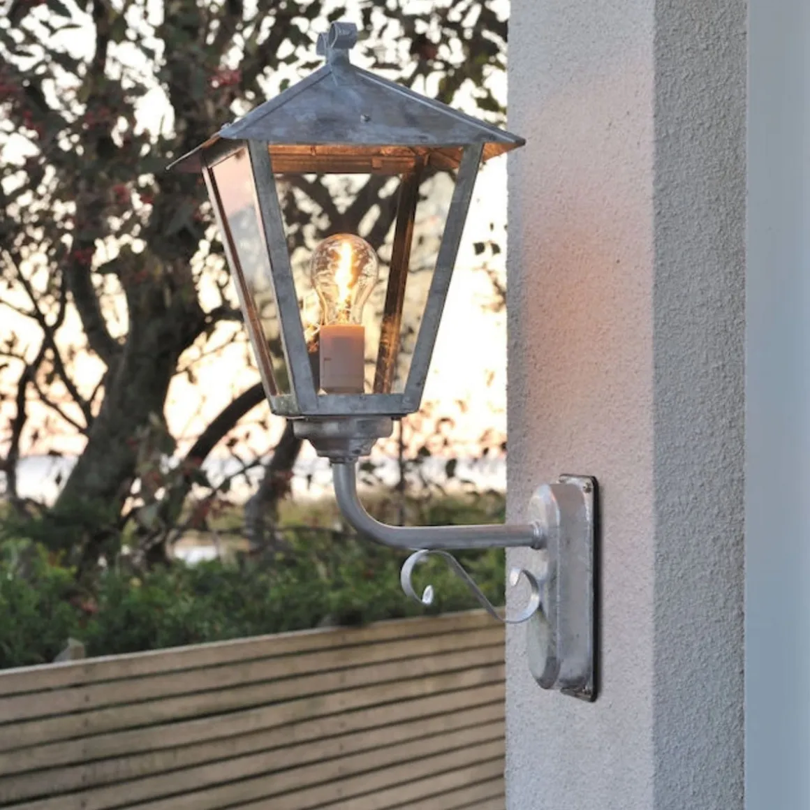 Benu vegglampe opp - galvanisert stål