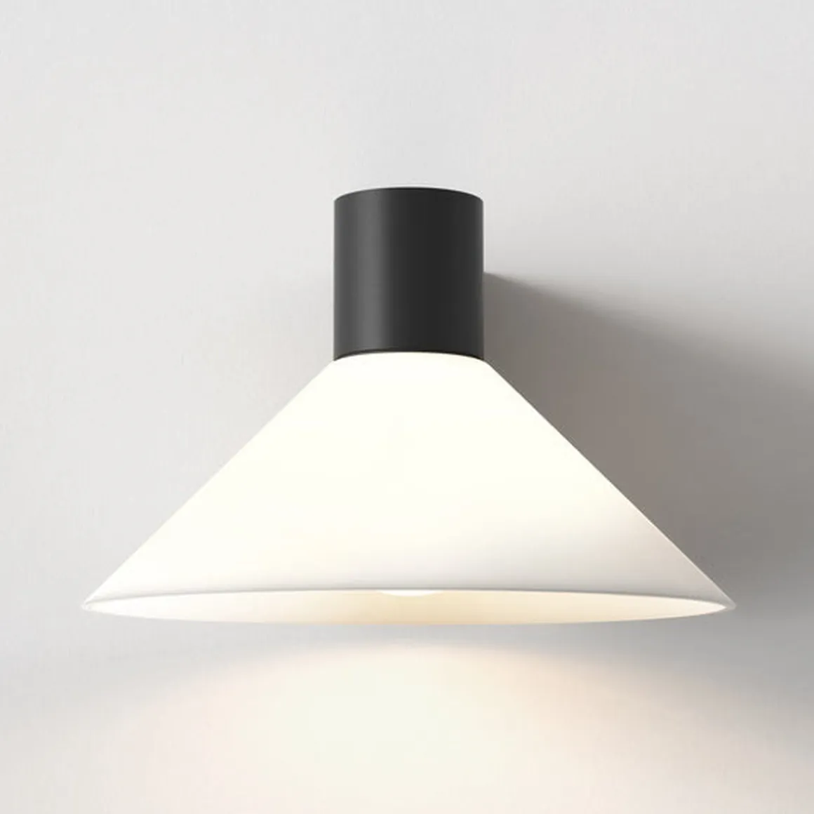 Conic vegglampe IP44