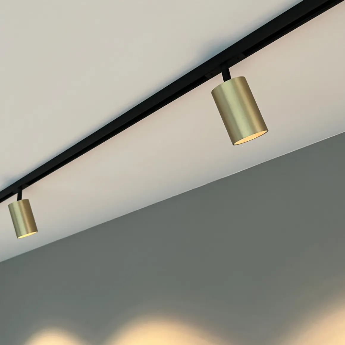 Designline Tube Pro komplett 1.9 meter spotskinne med 4 spotter GU10 - Svart/Messing