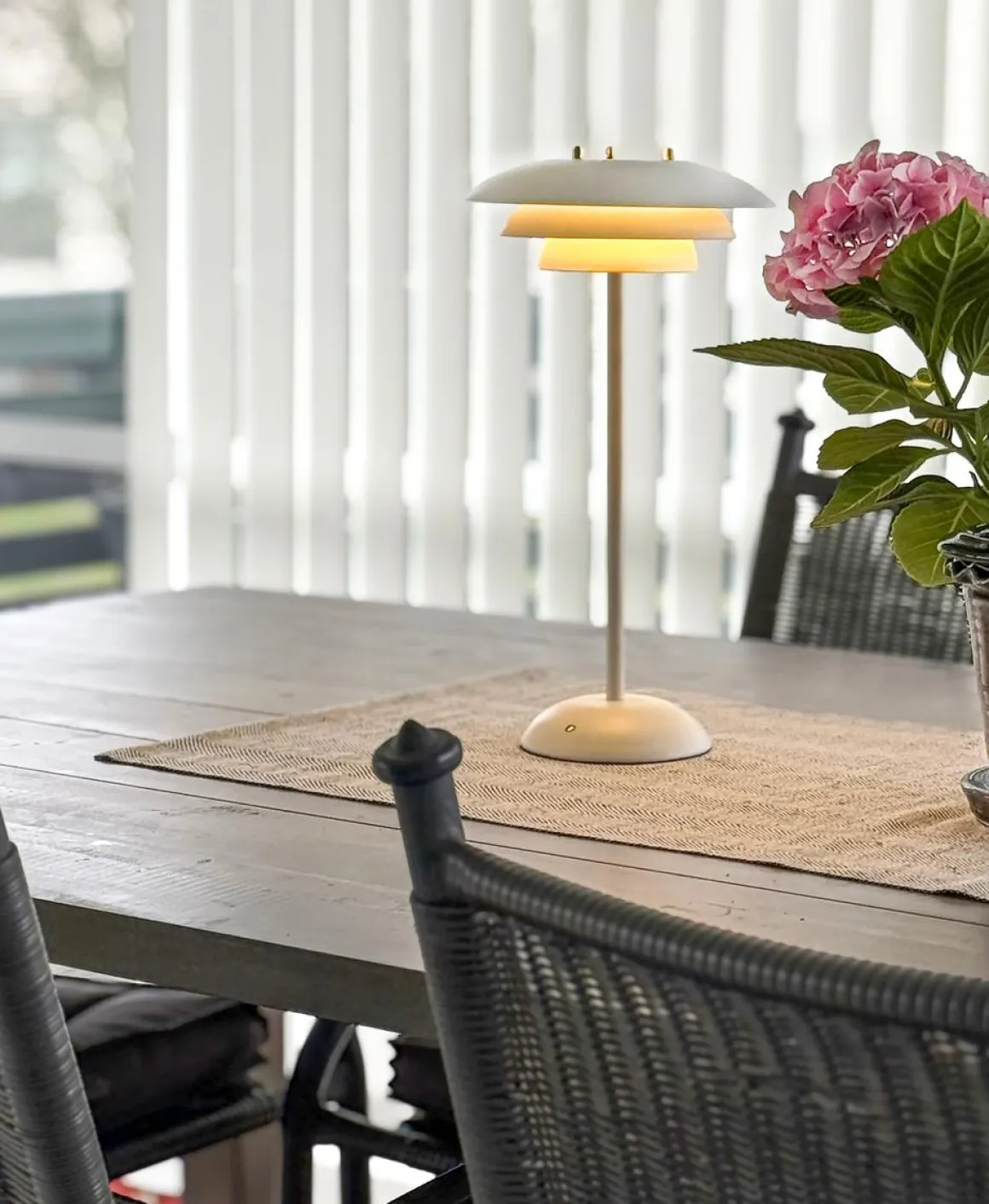 Epsilon oppladbar bordlampe