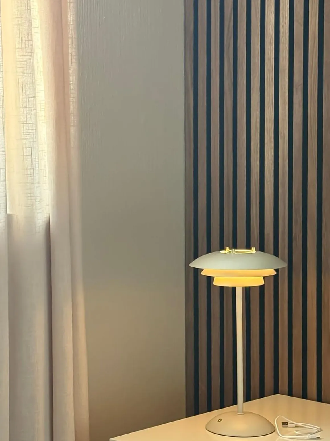 Epsilon oppladbar bordlampe