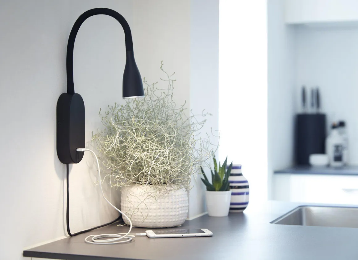 Eye vegglampe 5 watt dimbar m/ USB - Svart