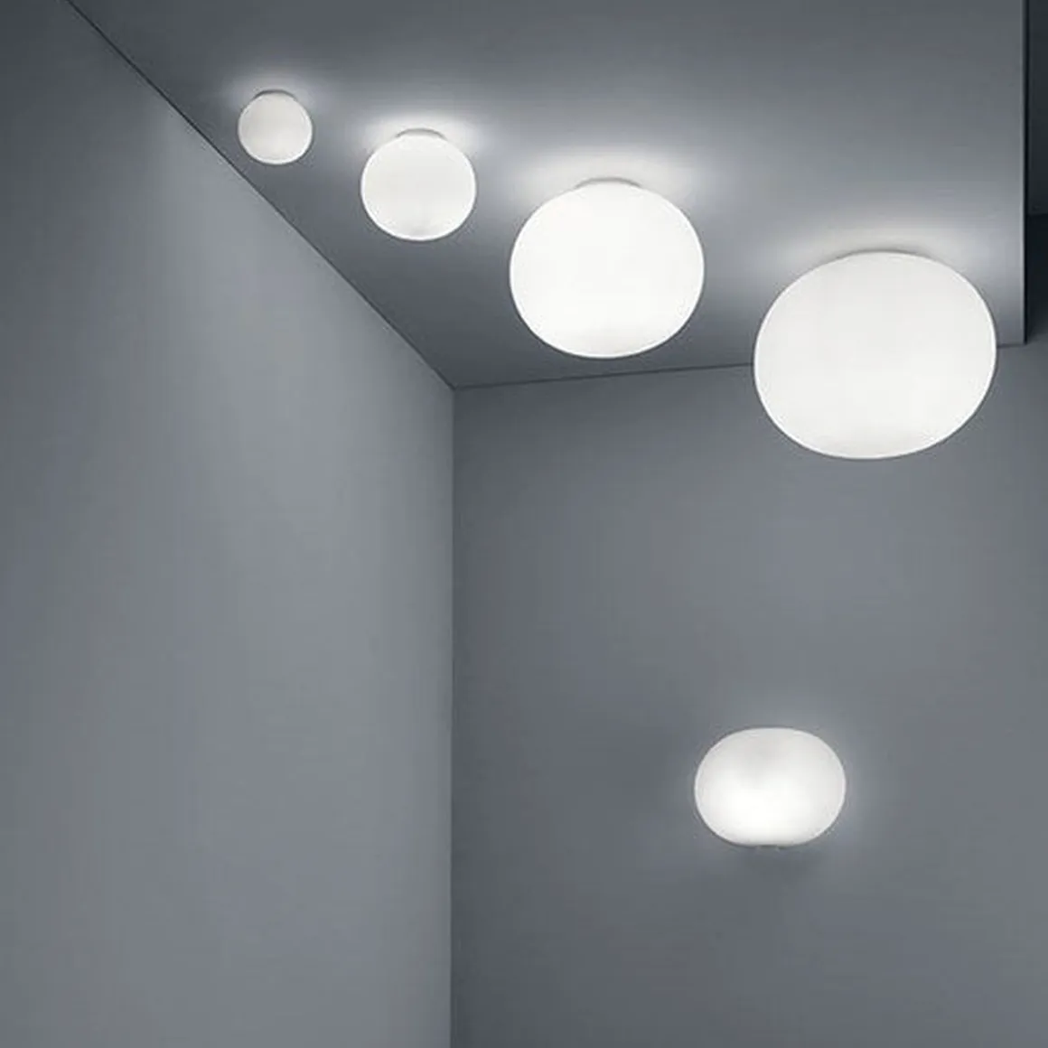 Flos Mini Glo-Ball C/W tak/vegg