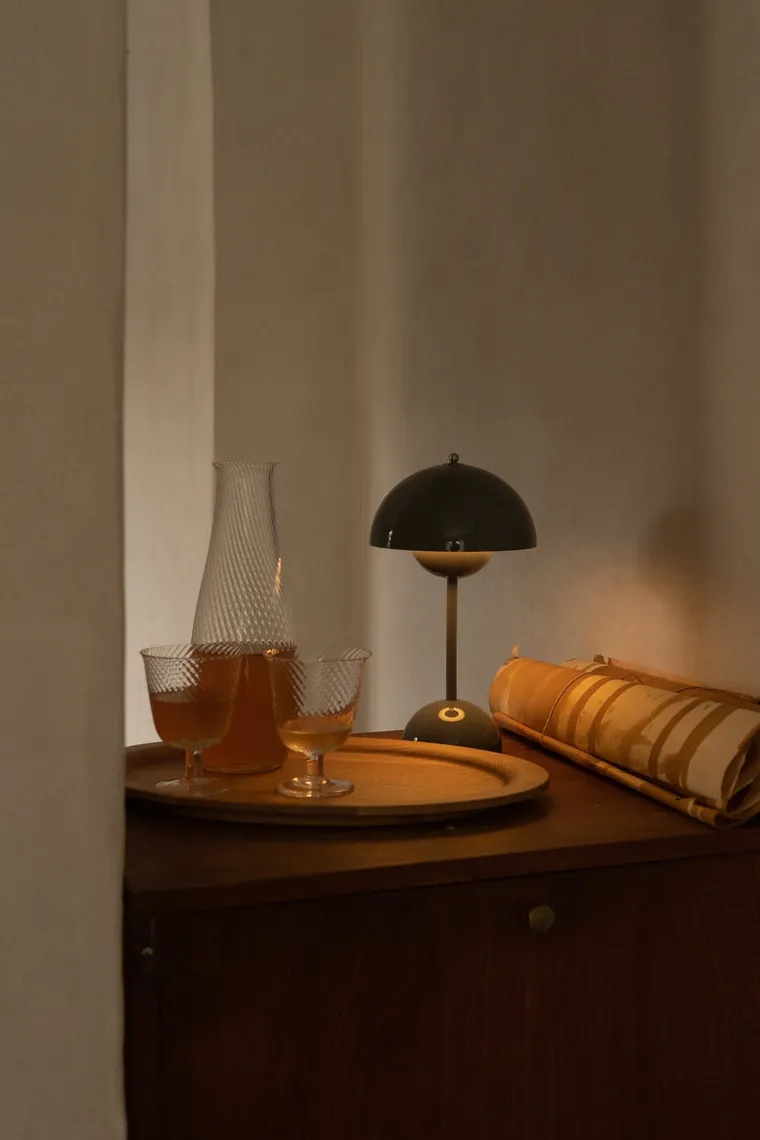 Flowerpot VP9 bærbar bordlampe