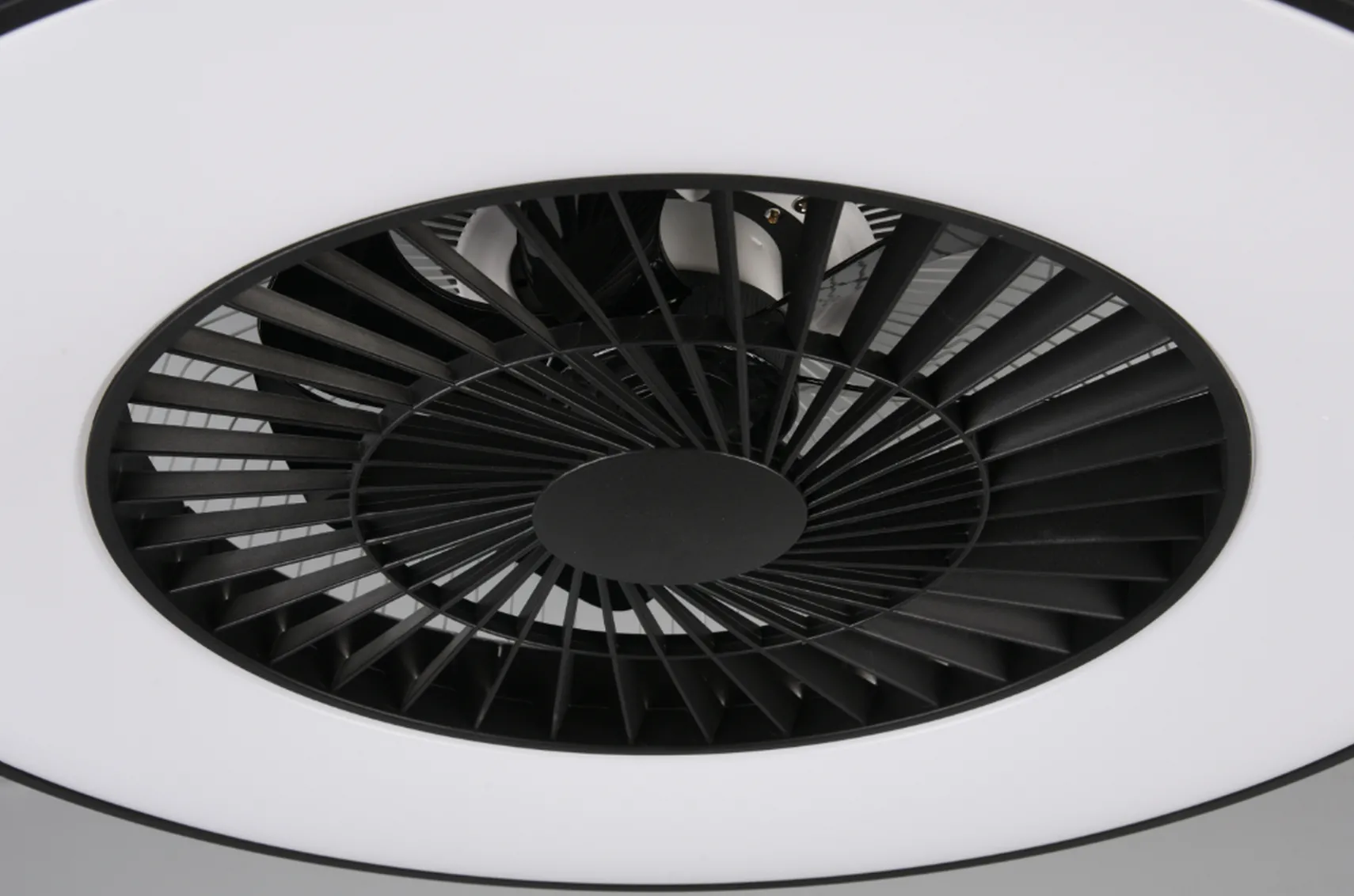 Halmstad tak vifte 3000-6500K 39,6W m/Fjernkontroll - Svart