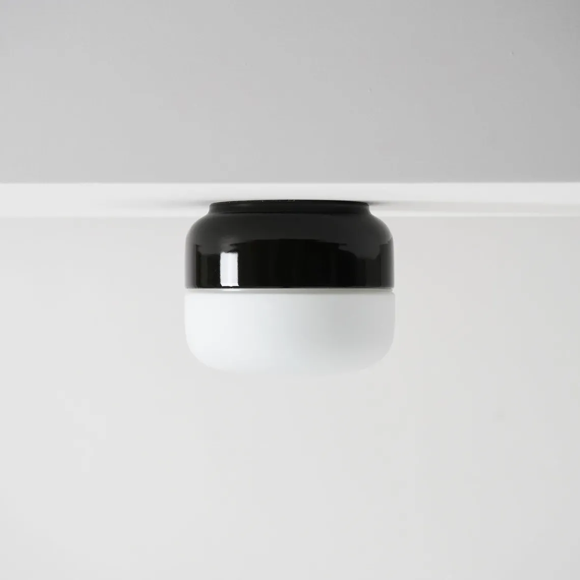 Ifø Ohm 140 / 115 tak/vegg 10W LED dimbar IP44 - 3000K