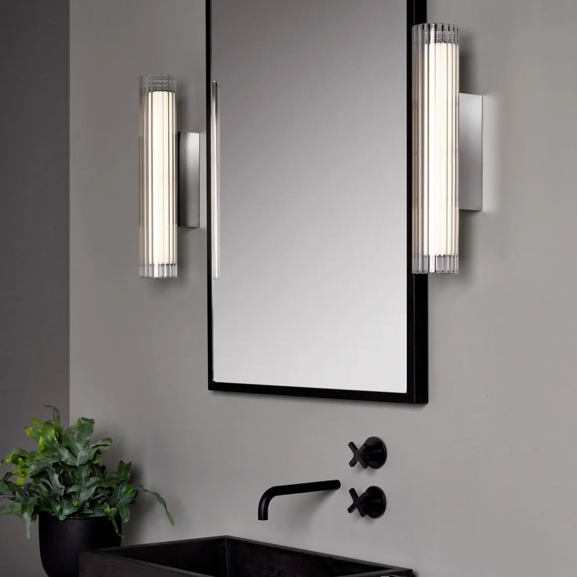 Io 420 vegglampe IP44 - Krom