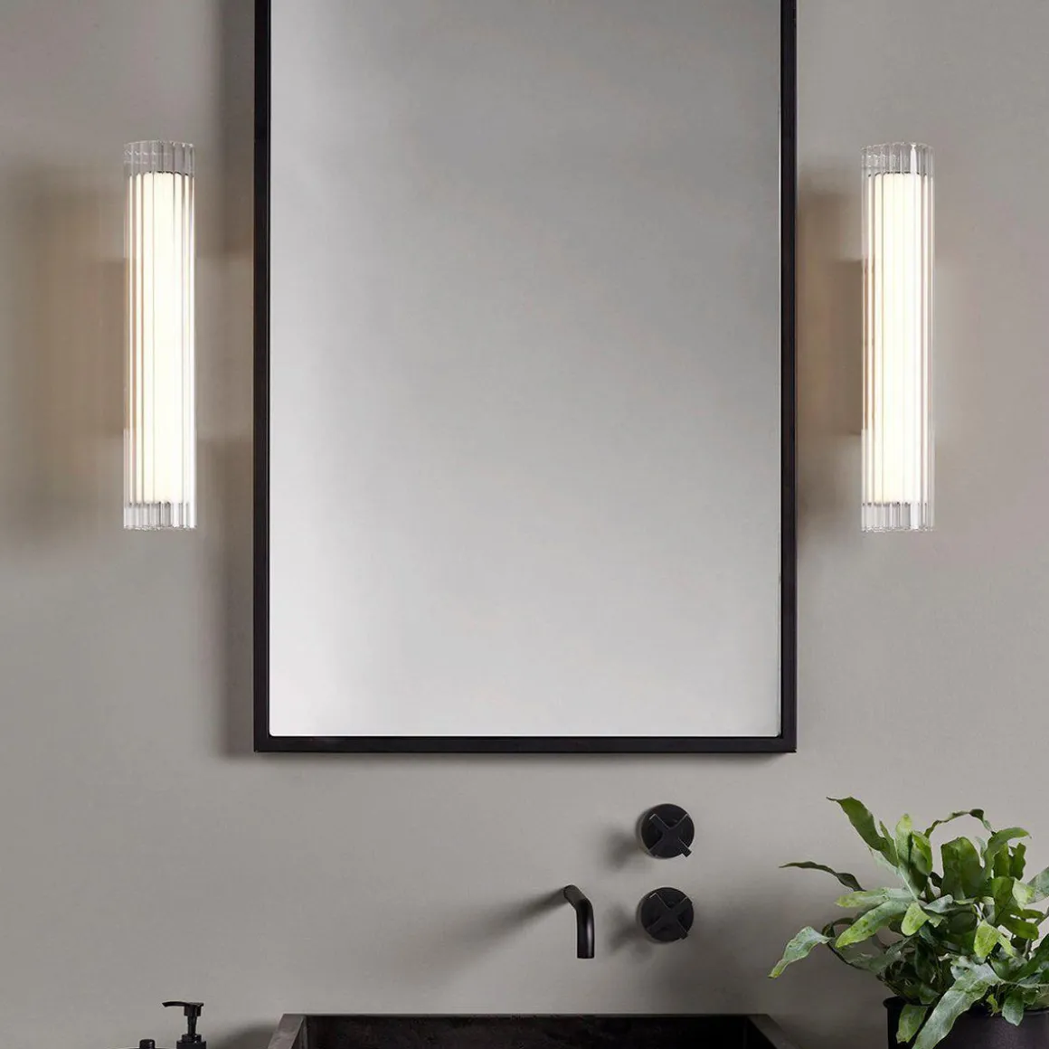 Io 420 vegglampe IP44 - Krom