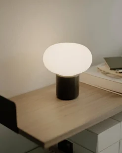 Karl-Johan bærbar bordlampe - Svart
