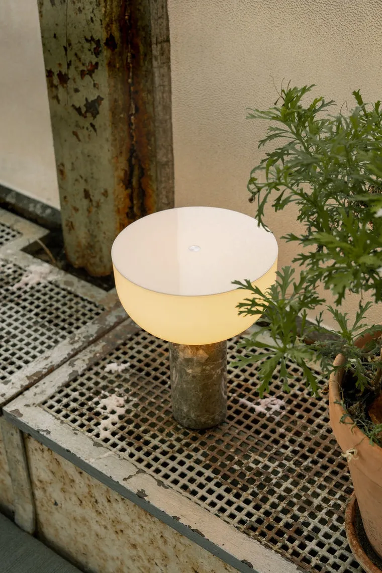 Kizu Portable bordlampe - Grå marmor