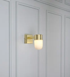 Menton vegglampe IP44 - Messing/opalhvit - Messing / Opal