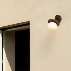 Nuura Liila utendørslampe - bronse/opal