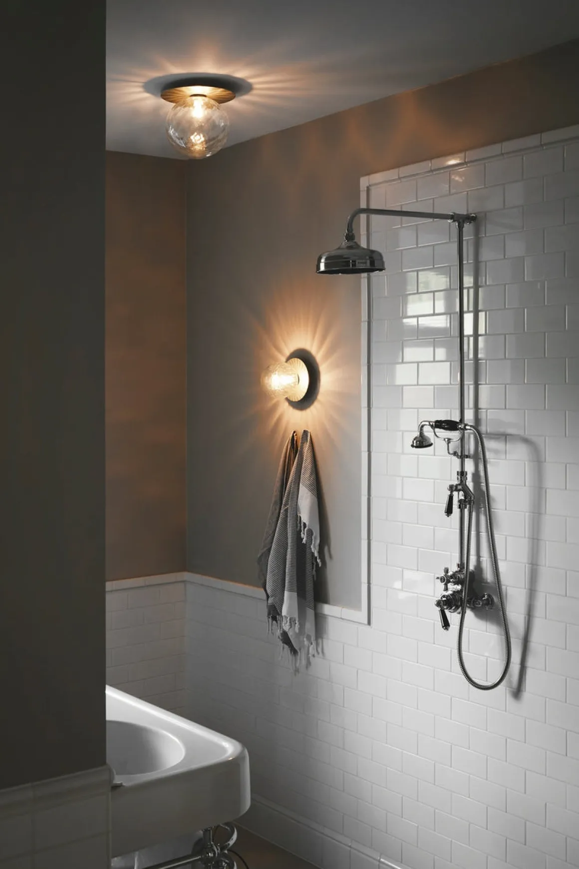 Nuura Liila 1 vegglampe/taklampe - medium - light silver / optikk