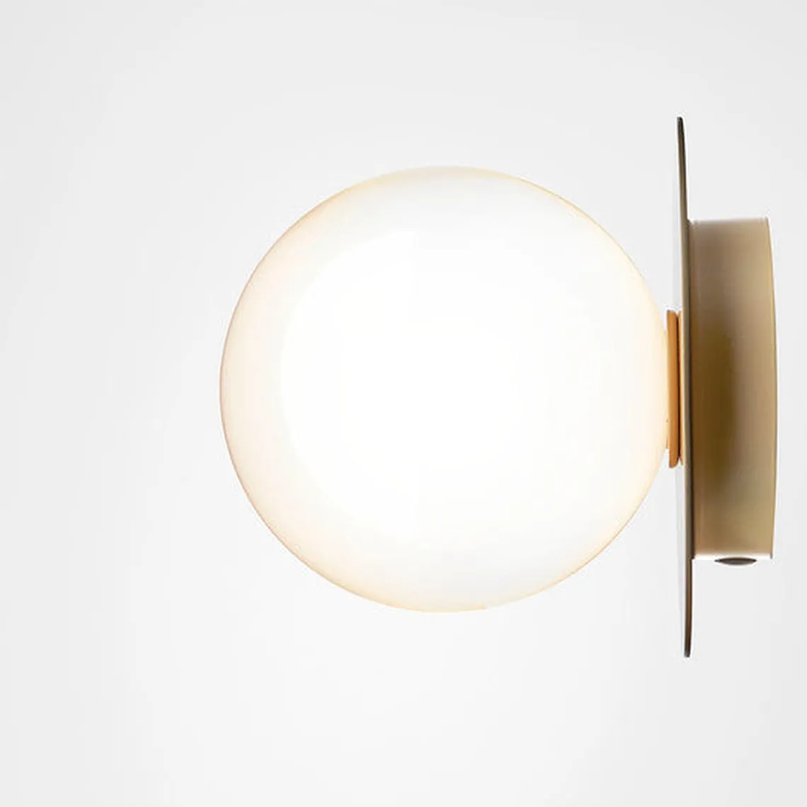 Nuura Liila 1 vegglampe/taklampe - medium - nordic gold / opal