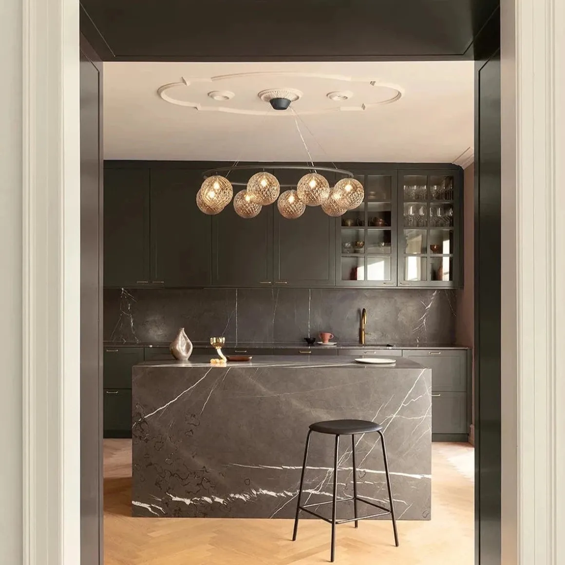 Nuura Miira 8 circular taklampe - Svart