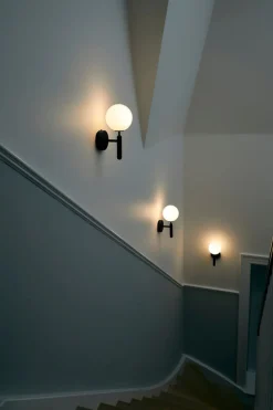 Nuura Miira vegglampe svart / opal