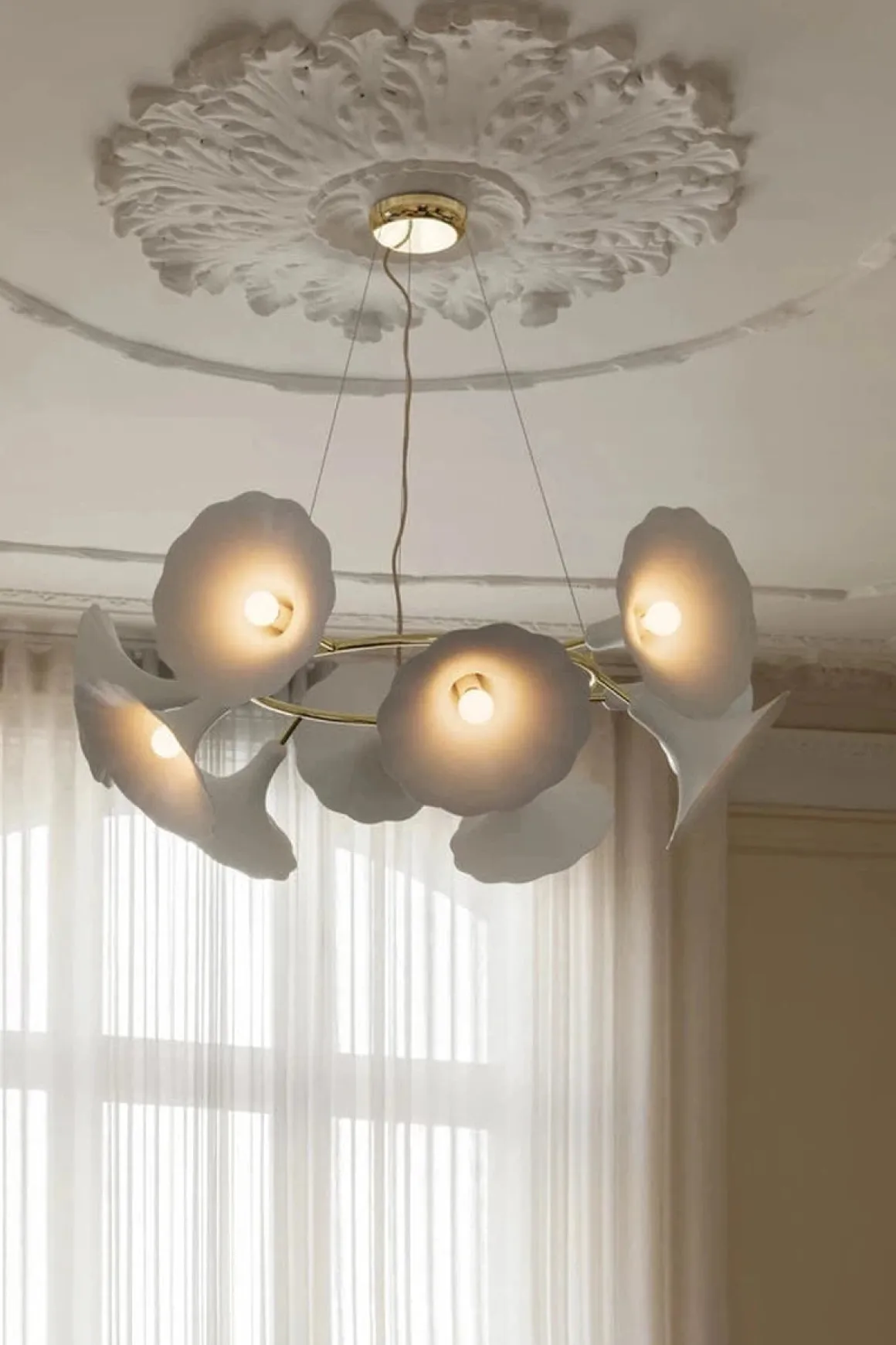 Nuura Petalii 10 taklampe Hvit/messing