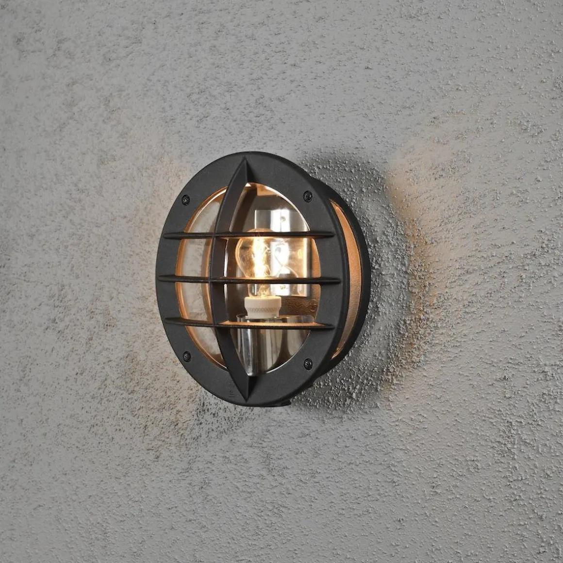 Oden vegglampe utendørs IP23 m/stikkontakt - Svart/klart glass