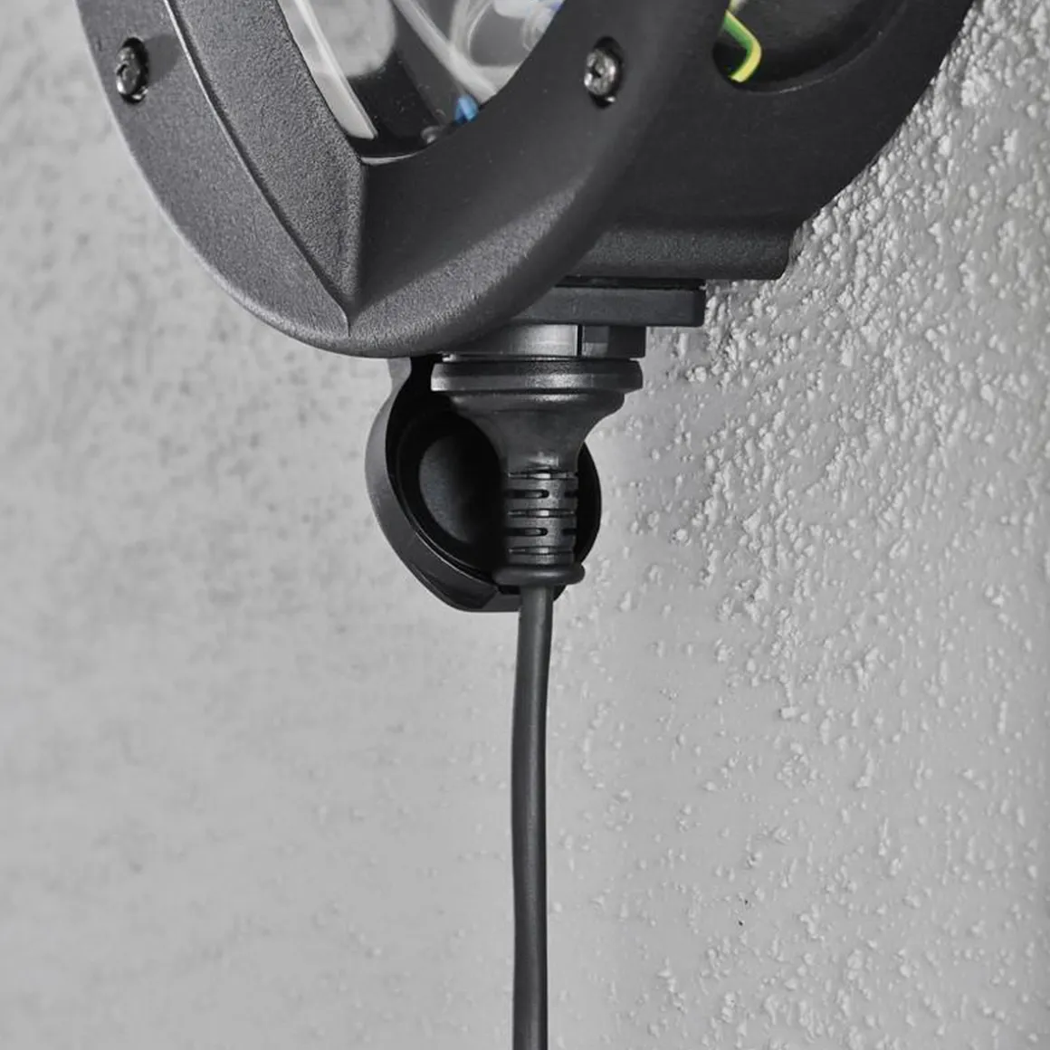 Oden vegglampe utendørs IP23 m/stikkontakt - Svart/Opal glass