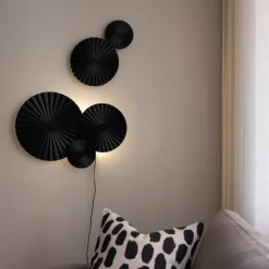 Omega vegglampe - Svart