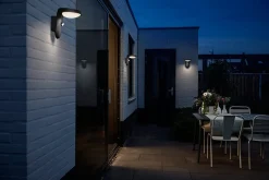 Philips Tyla vegglampe 1,2W 3000 Kelvin IP44 solcelledrevet med dag/natt og bevegelses sensor