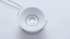 Plejd smart lavtbyggende spot / downlight 2200-4000K IP44 8W RA90