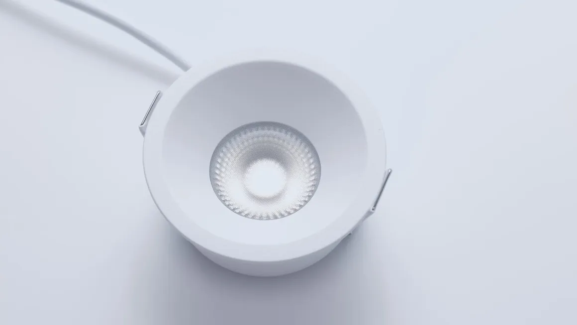Plejd smart lavtbyggende spot / downlight 2200-4000K IP44 8W RA90
