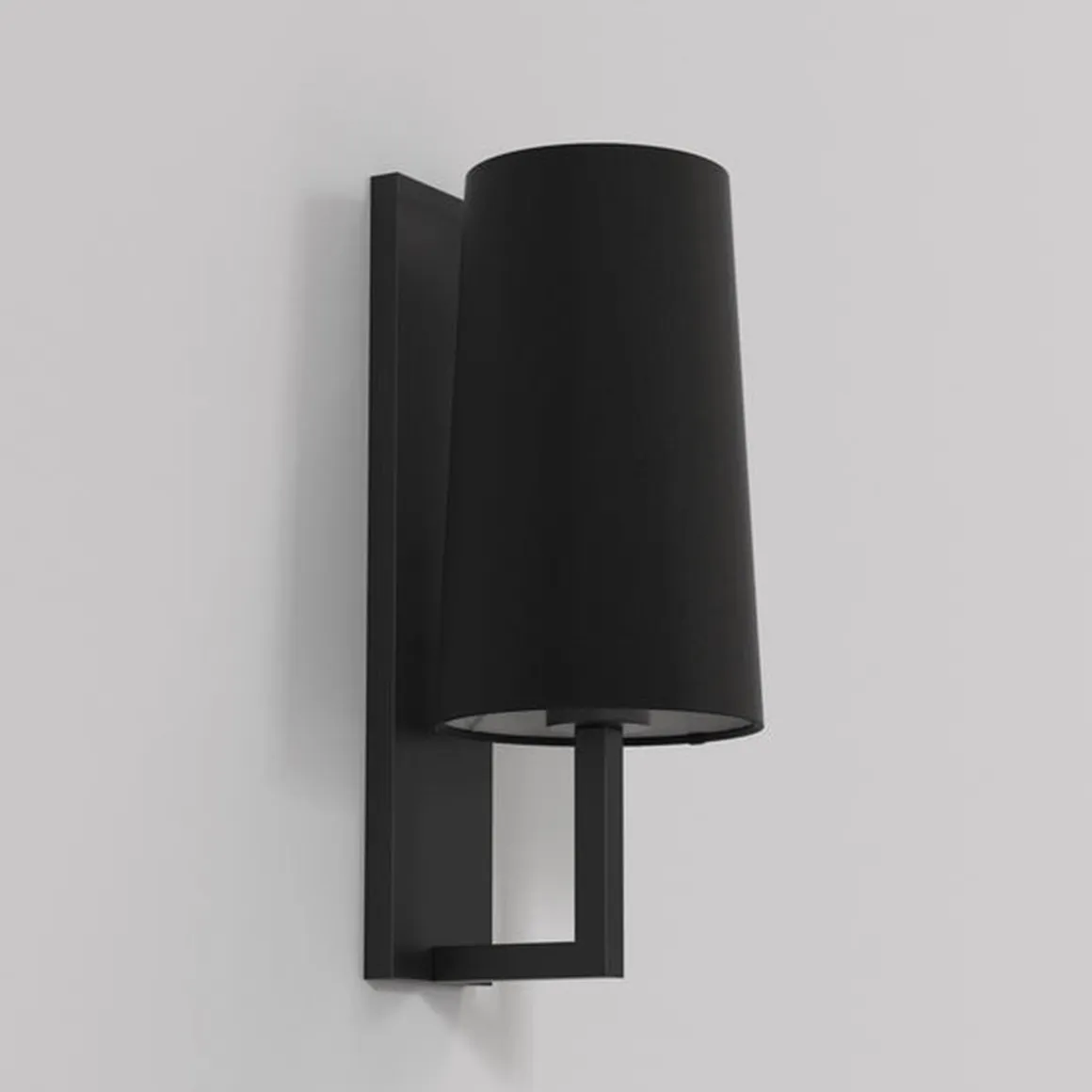 Riva 350 vegglampe IP44 med skjerm
