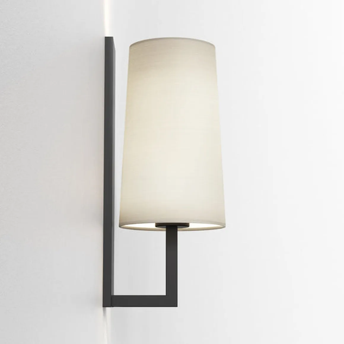 Riva 350 vegglampe IP44 med skjerm