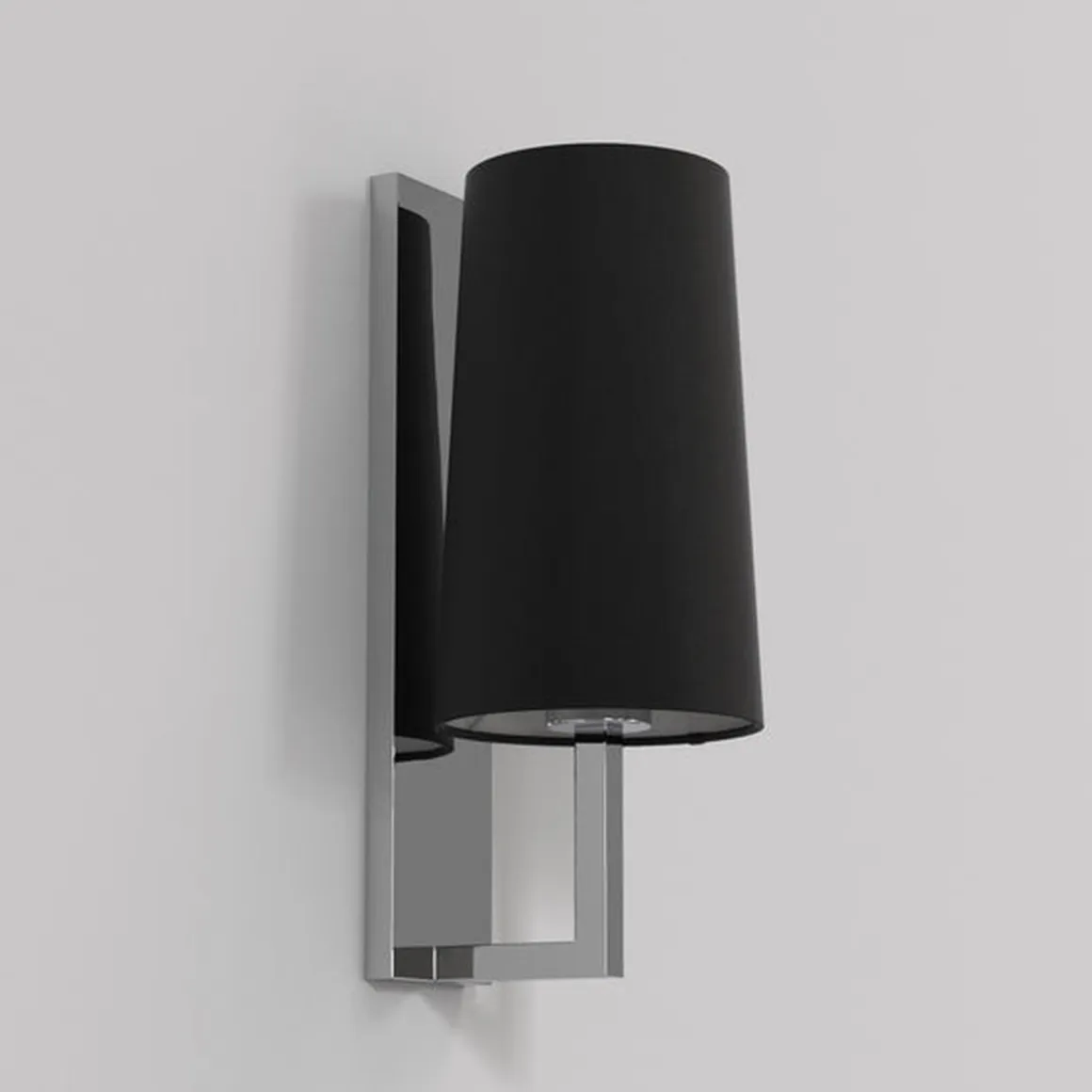 Riva 350 vegglampe IP44 med skjerm