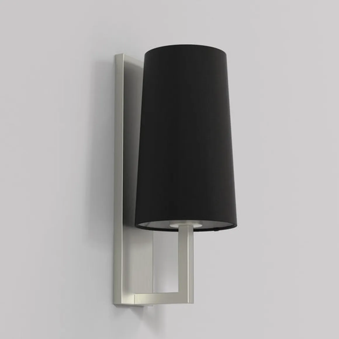 Riva 350 vegglampe IP44 med skjerm