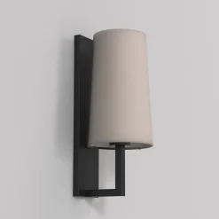 Riva 350 vegglampe IP44 med skjerm