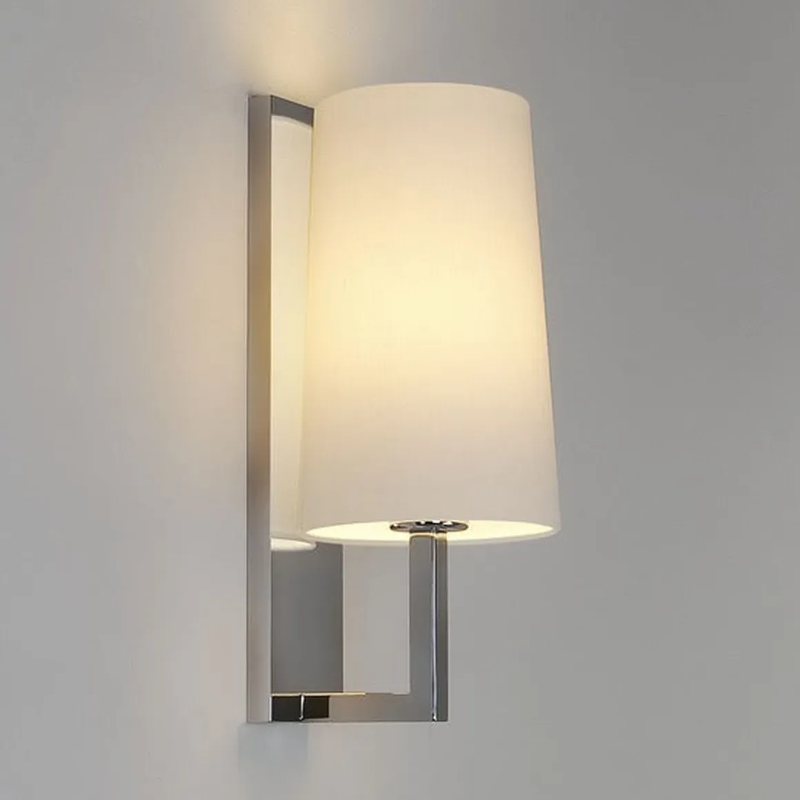 Riva 350 vegglampe IP44 med skjerm