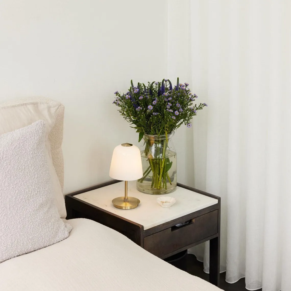 Room 49 bordlampe oppladbar IP54 - Opal/Antikk messing