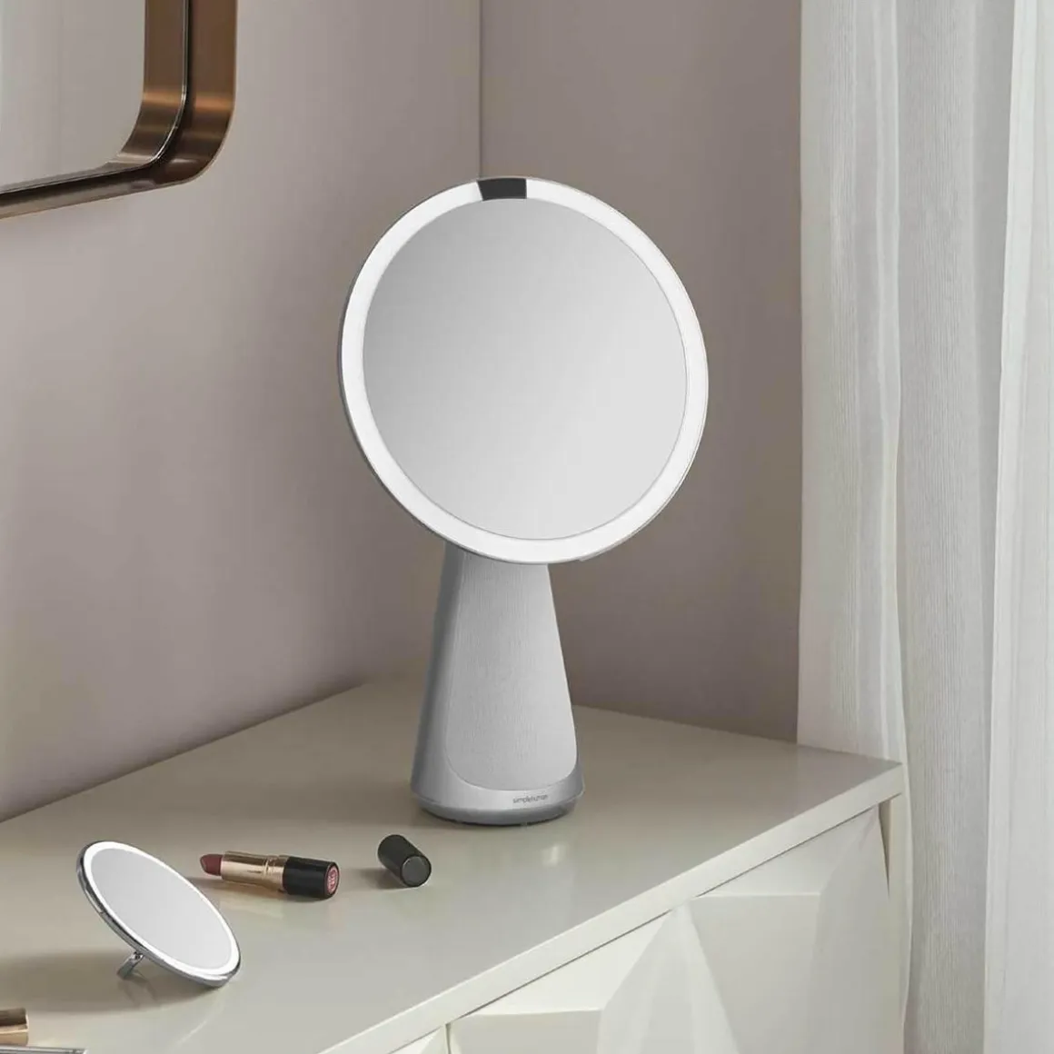 Simplehuman sminkespeil med lys, sensor og høyttaler