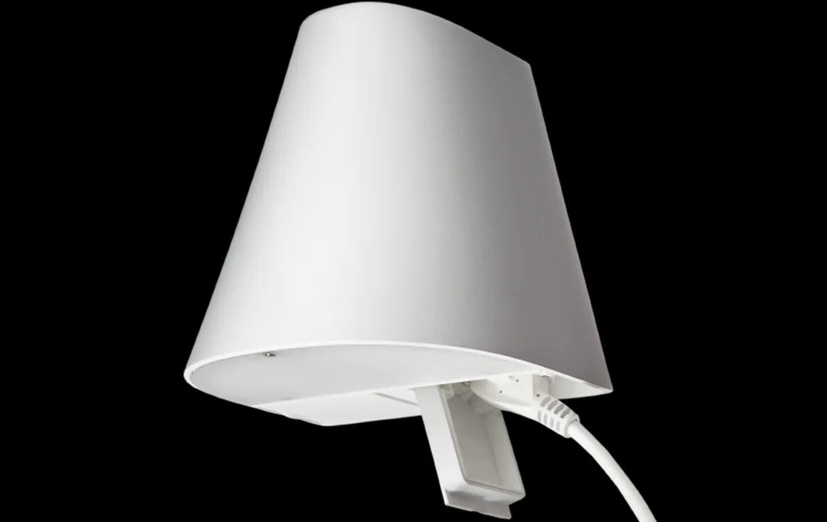 Spike 920 lumen 11W LED + opplys 6W - Skumringssensor og stikkontakt - Hvit