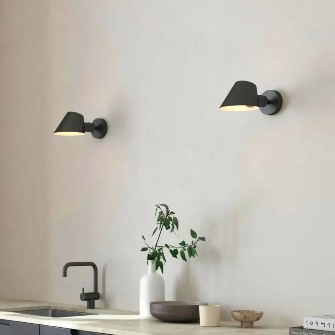 Stay vegglampe - Svart