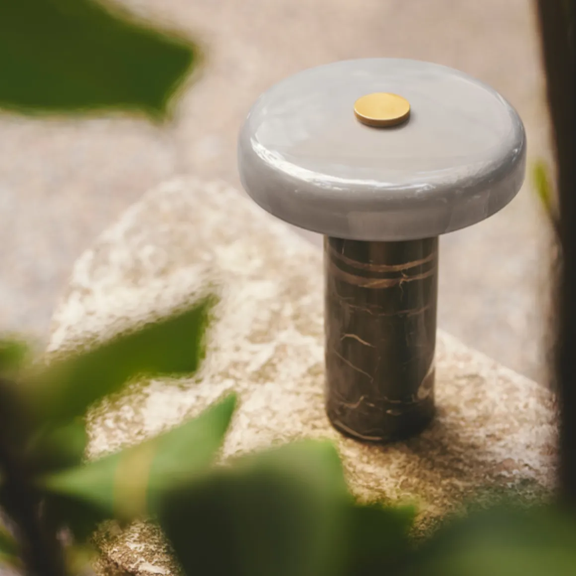 Trip oppladbar bordlampe - Ask marmor/Grå blank skjerm