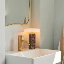 Trip oppladbar bordlampe - Dark Emperador brun marmor/Hvit skjerm