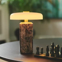 Trip oppladbar bordlampe - Dark Emperador brun marmor/Hvit skjerm