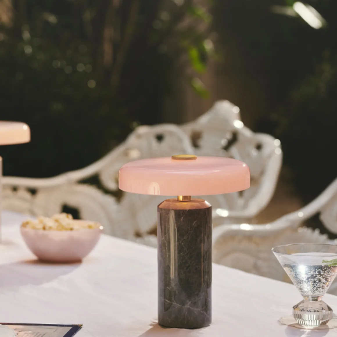 Trip oppladbar bordlampe - Sølv marmor/Rosa blank skjerm
